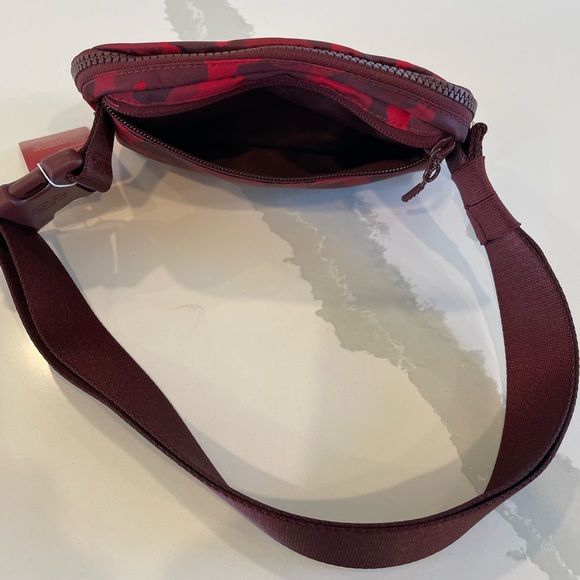 Lululemon Everywhere Belt Bag Lunar Year Red Rabbits 1L - Picture 8 of 12